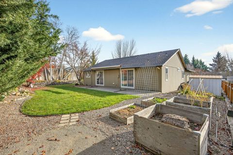 Tiny photo for 577 C Street, Phoenix, OR 97535 (MLS # 220212670)