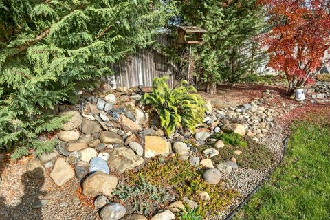 Tiny photo for 577 C Street, Phoenix, OR 97535 (MLS # 220212670)