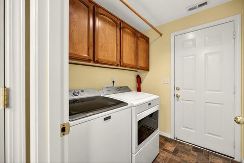 Tiny photo for 577 C Street, Phoenix, OR 97535 (MLS # 220212670)