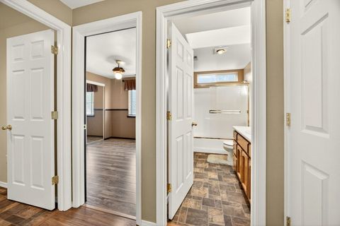 Tiny photo for 577 C Street, Phoenix, OR 97535 (MLS # 220212670)