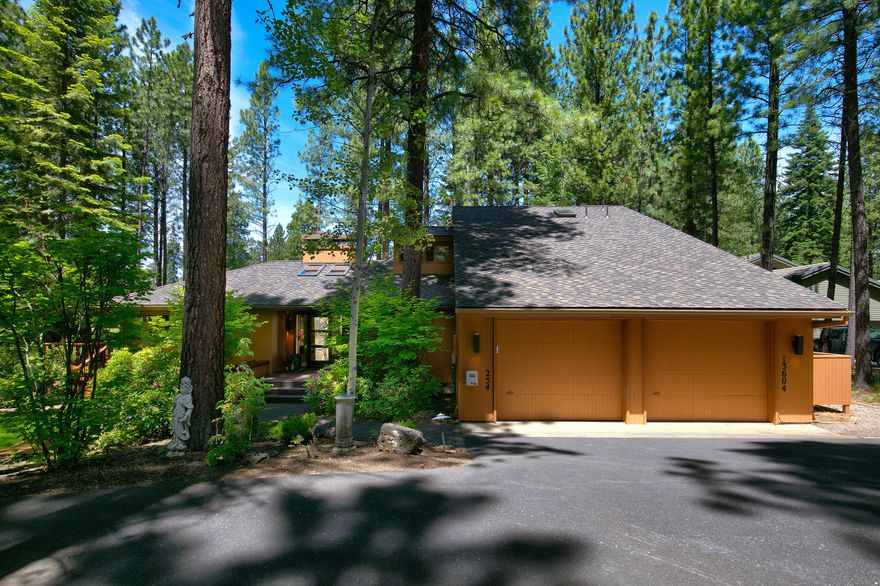 Whispering Pines Retreat in Black Butte Ranch! Beautifully situated on .47 acres and a prime location on the 1st tee box of the Glaze Meadow Golf Course. Early 2022 custom remodel with high end finishes throughout. Four bedrooms (primary on main), 2.5 bathrooms, kitchen open to both dining and great rooms. 1,600 sq. foot cedar deck with hot tub and views of both golf course and Black Butte.