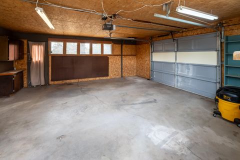 Tiny photo for 5325 NW Jackpine Avenue, Redmond, OR 97756 (MLS # 220211647)