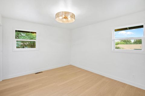 Tiny photo for 872 Morrison Avenue, Medford, OR 97504 (MLS # 220210298)