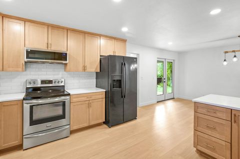 Tiny photo for 872 Morrison Avenue, Medford, OR 97504 (MLS # 220210298)