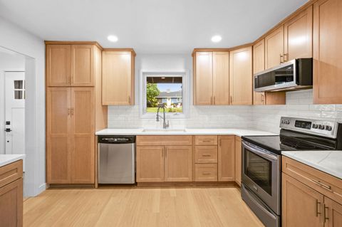 Tiny photo for 872 Morrison Avenue, Medford, OR 97504 (MLS # 220210298)