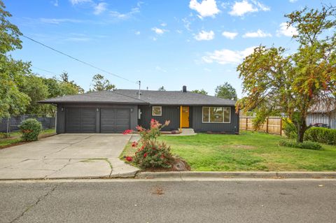 Photo of 872 Morrison Avenue, Medford, OR 97504 (MLS # 220210298)