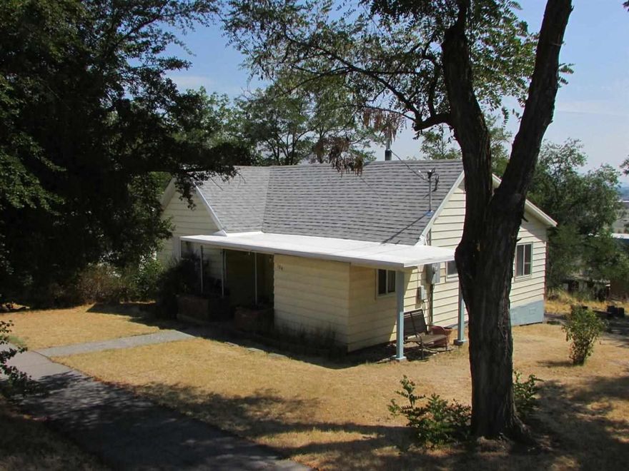 Nicely Maintained Home With A Beautiful View Of Lake Ewauna. Sets On A Nice Sized Lot With A Green House. New Interior Paint, Some New Doors, Various Updates, New Roof In Front. Home Can Be Sold Furnished. Washer And Dryer Negotiable.