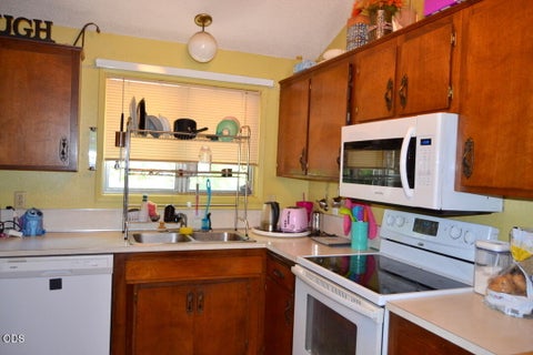 Tiny photo for 1014 NE Pepperwood Drive, Grants Pass, OR 97526 (MLS # 220223885)