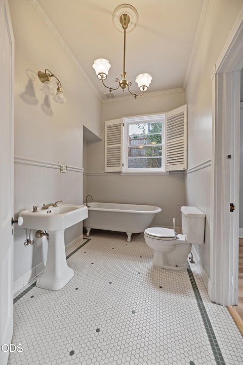 Tiny photo for 540 E California Street, Jacksonville, OR 97530 (MLS # 220227457)