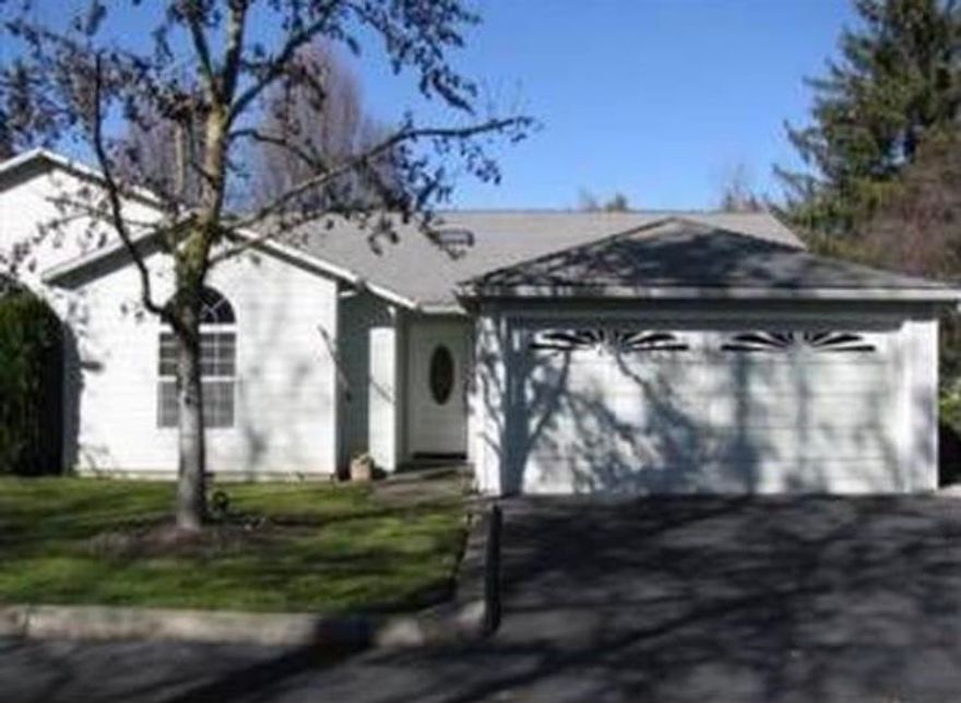 Nice 2 Bedroom 2 full baths single story home with 2 car attached garage. End unit, Brand new HVAC. Quiet East Medford neighborhood.