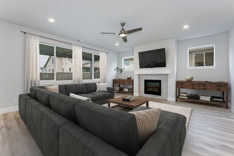 Tiny photo for 61209 NE Snow Owl Street, Bend, OR 97701 (MLS # 220216692)