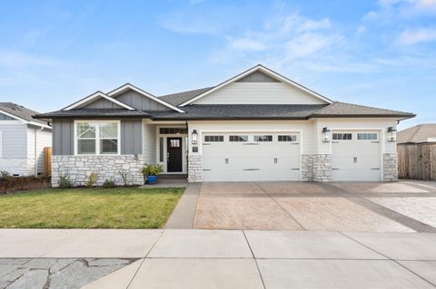 Photo of 2820 Caldera Lane, Medford, OR 97504 (MLS # 220217045)