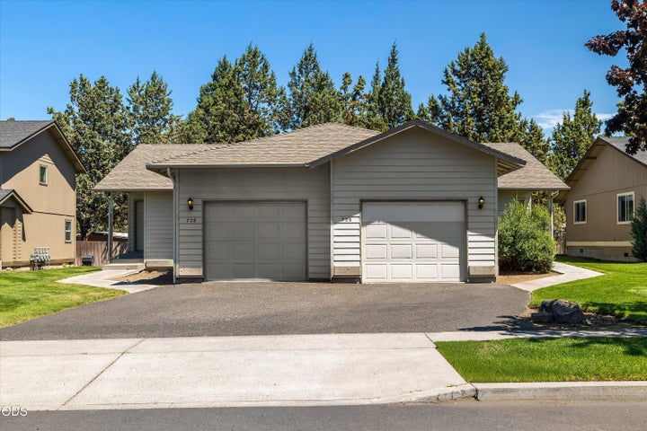 Photo 1 of 18 — 726 NE Savannah Drive, Bend, OR 97701
