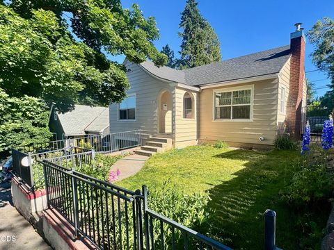 Tiny photo for 636 Roseway Drive, Klamath Falls, OR 97601 (MLS # 220223561)