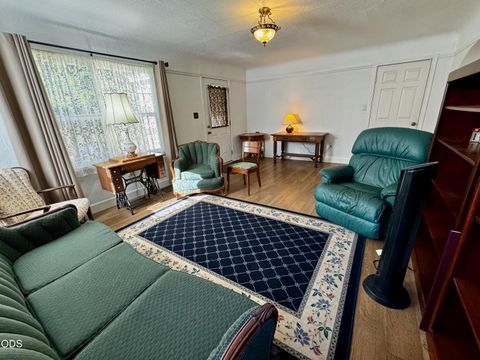 Tiny photo for 636 Roseway Drive, Klamath Falls, OR 97601 (MLS # 220223561)