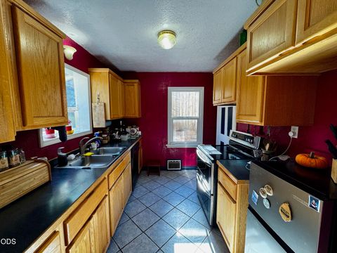 Tiny photo for 636 Roseway Drive, Klamath Falls, OR 97601 (MLS # 220223561)