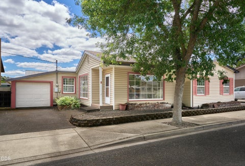 Photo of 11 S Platt Avenue, Eagle Point, OR 97524 (MLS # 220223167)
