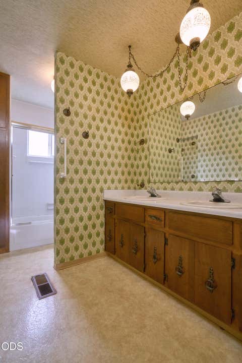 Tiny photo for 11 S Platt Avenue, Eagle Point, OR 97524 (MLS # 220223167)