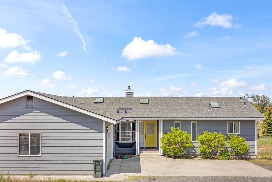 Imagine living in a quiet neighborhood at the end of a dead-end street with a fantastic Cascade Mountain veiw, this home is it!  The home is set up for dual living with a full kitchen and laundry on both floors.  Daylight basement has private access and open living.  Multiple skylights and abundant window for natural light.  Real hardwood floors.  Fresh paint inside and out.  Pellet stove.  Central Vac.  Workshop in garage.  NUID water rights, prefect for farm animaks.  Newer roof and siding.  Thsi is a fantastic home, call today for a tour and don't miss out.