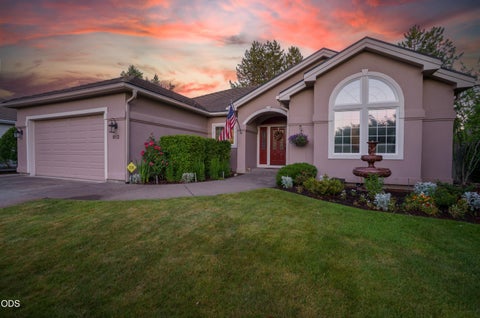 Photo of 912 Mountain View Drive, Medford, OR 97504 (MLS # 220223708)