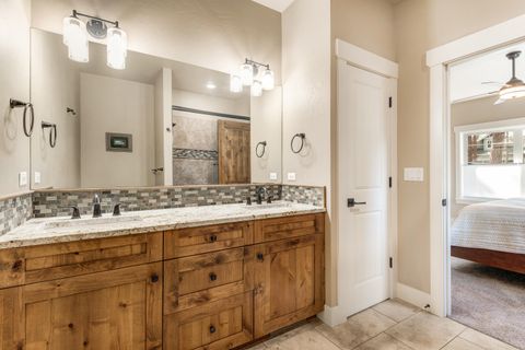 Tiny photo for 801 S Wrangler Court, Sisters, OR 97759 (MLS # 220219435)