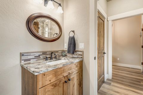 Tiny photo for 801 S Wrangler Court, Sisters, OR 97759 (MLS # 220219435)