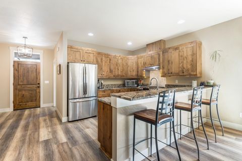 Tiny photo for 801 S Wrangler Court, Sisters, OR 97759 (MLS # 220219435)