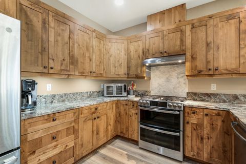 Tiny photo for 801 S Wrangler Court, Sisters, OR 97759 (MLS # 220219435)