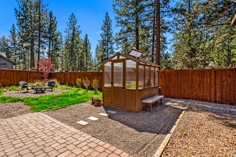 Tiny photo for 801 S Wrangler Court, Sisters, OR 97759 (MLS # 220219435)