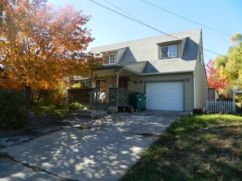 Photo of 1530 California Avenue, Klamath Falls, OR 97601 (MLS # 220211013)