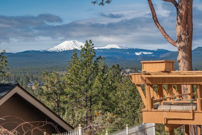 2101 NW Cascade View Drive