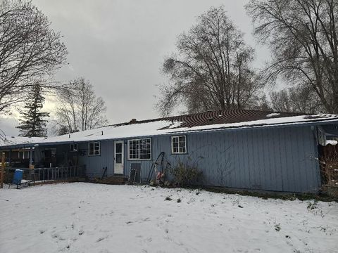 Tiny photo for 3411 Grenada Way, Klamath Falls, OR 97603 (MLS # 220215670)