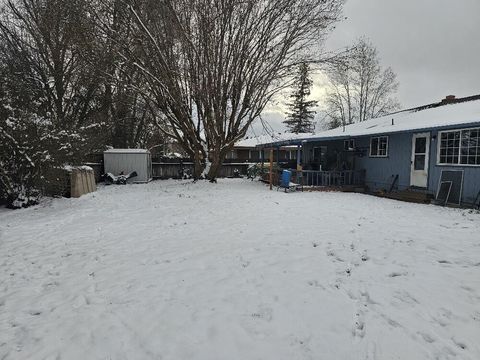 Tiny photo for 3411 Grenada Way, Klamath Falls, OR 97603 (MLS # 220215670)