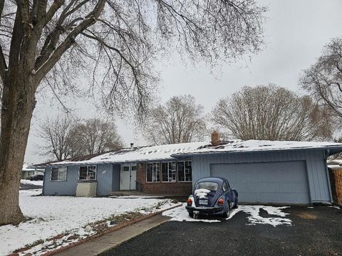 Tiny photo for 3411 Grenada Way, Klamath Falls, OR 97603 (MLS # 220215670)