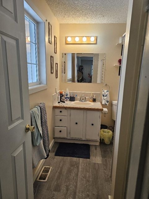 Tiny photo for 3411 Grenada Way, Klamath Falls, OR 97603 (MLS # 220215670)