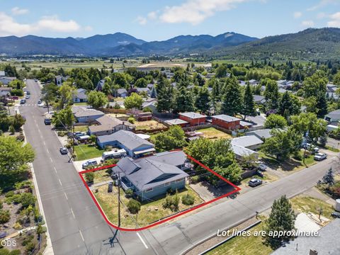 Photo of 502 S B Street, Phoenix, OR 97535 (MLS # 220223012)