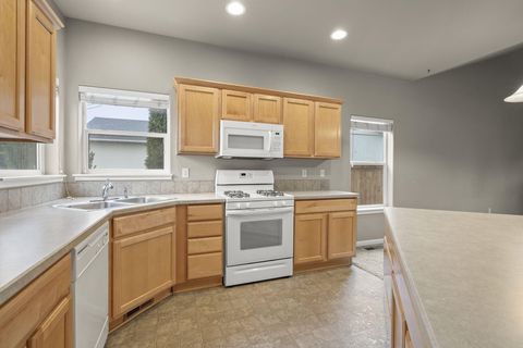 Tiny photo for 20702 Beaumont Drive, Bend, OR 97701 (MLS # 220215040)