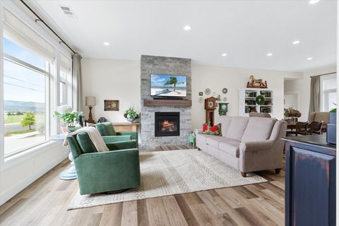 Tiny photo for 3811 Coal Mine Road, Medford, OR 97504 (MLS # 220217275)