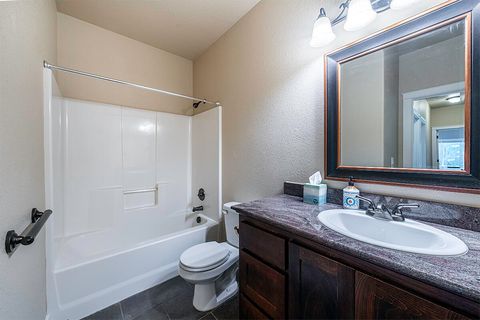 Tiny photo for 2850 Farmington Avenue, Medford, OR 97504 (MLS # 220211536)