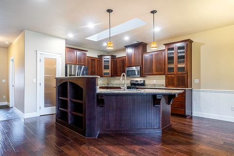 Tiny photo for 2850 Farmington Avenue, Medford, OR 97504 (MLS # 220211536)