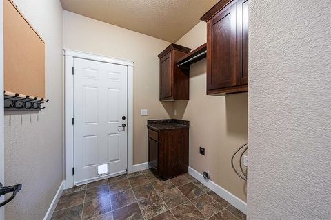 Tiny photo for 2850 Farmington Avenue, Medford, OR 97504 (MLS # 220211536)