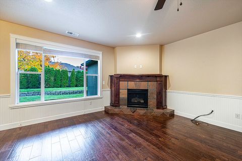 Tiny photo for 2850 Farmington Avenue, Medford, OR 97504 (MLS # 220211536)