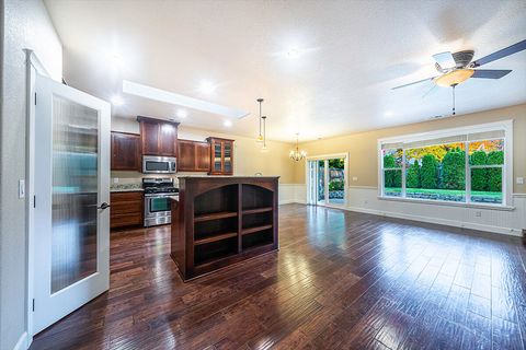 Tiny photo for 2850 Farmington Avenue, Medford, OR 97504 (MLS # 220211536)