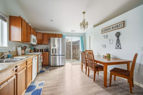 Tiny photo for 484 NE Spruce Court, Redmond, OR 97756 (MLS # 220212895)