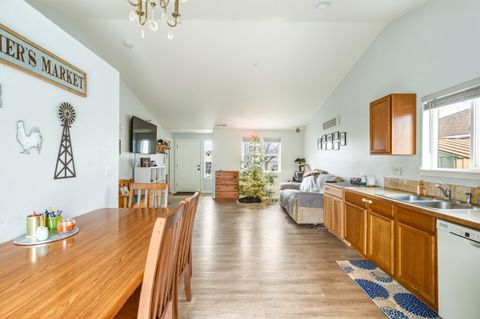 Tiny photo for 484 NE Spruce Court, Redmond, OR 97756 (MLS # 220212895)