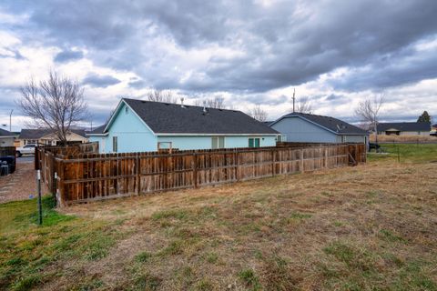 Tiny photo for 484 NE Spruce Court, Redmond, OR 97756 (MLS # 220212895)