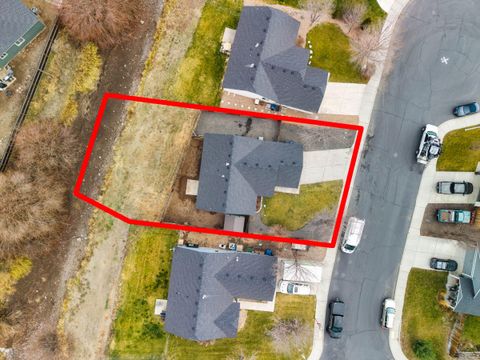 Tiny photo for 484 NE Spruce Court, Redmond, OR 97756 (MLS # 220212895)