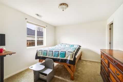 Tiny photo for 484 NE Spruce Court, Redmond, OR 97756 (MLS # 220212895)