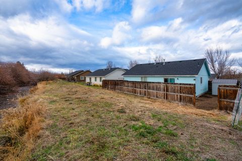 Tiny photo for 484 NE Spruce Court, Redmond, OR 97756 (MLS # 220212895)