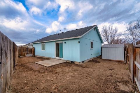 Tiny photo for 484 NE Spruce Court, Redmond, OR 97756 (MLS # 220212895)